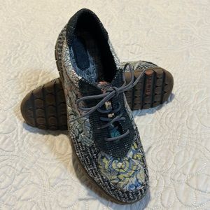 Floral, tweed Born sneaker size 8.5